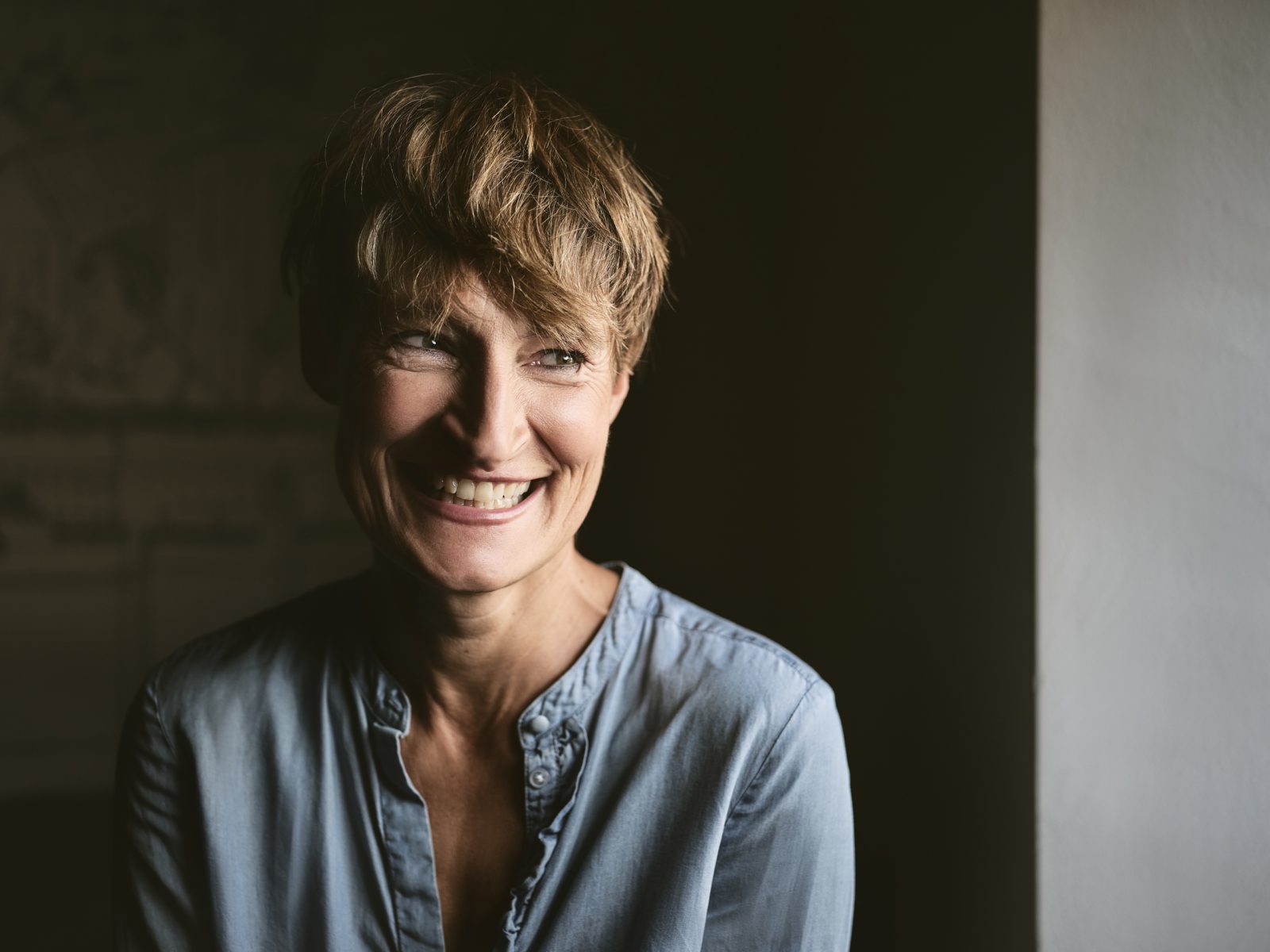 Frau, kurze Haare, lächelt