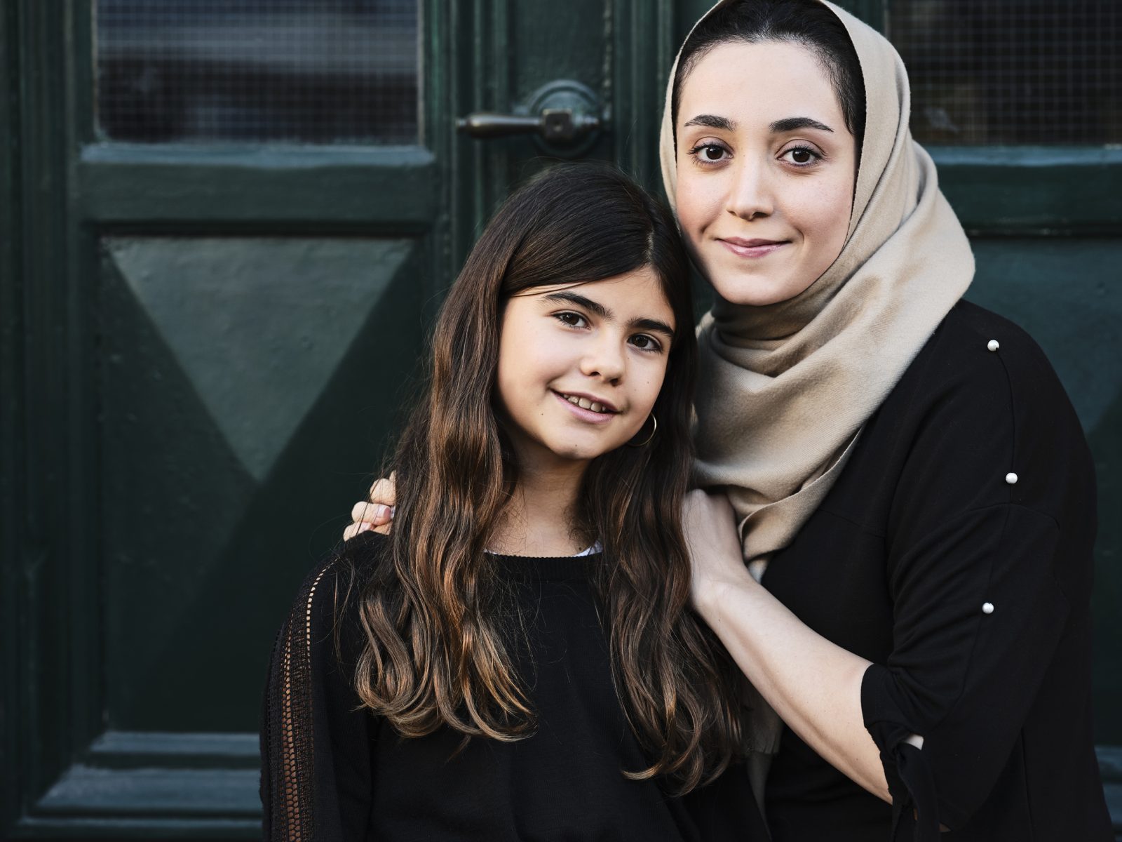 Frau mit Hijab, Mädchen, arabischer Herkunft
