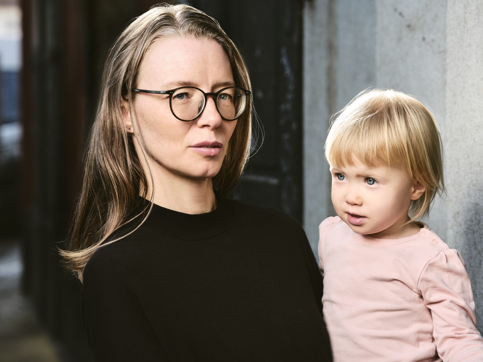 Frau mit kleinem Kinder auf dem Arm