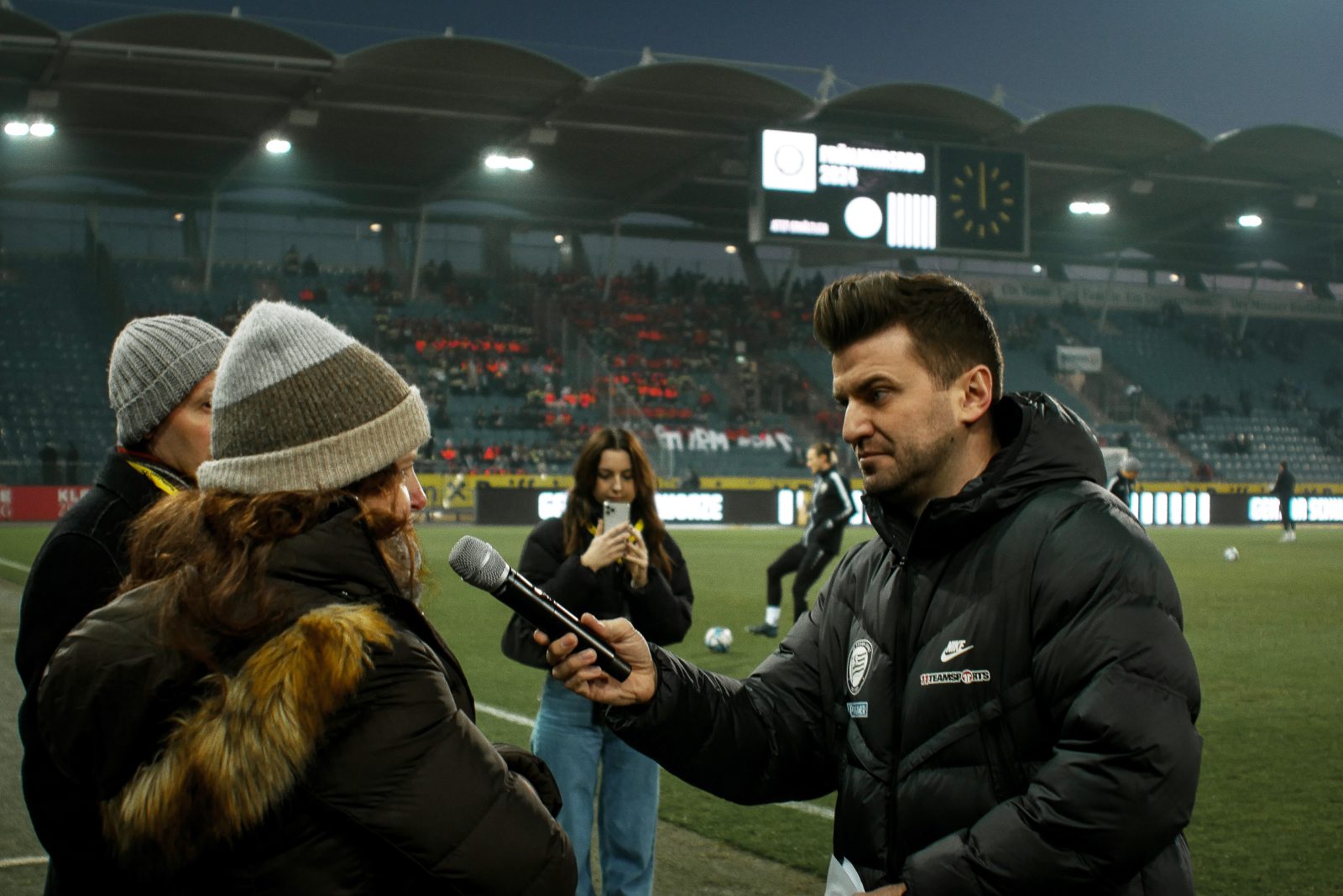 Interviewsituation mit Michaela Gosch beim SK Sturm Mottospieltag