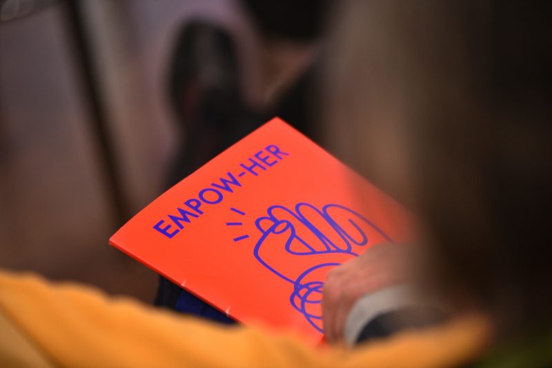 Ein Foto der Tagungsmappe mit der Aufschrift "Empow-her"