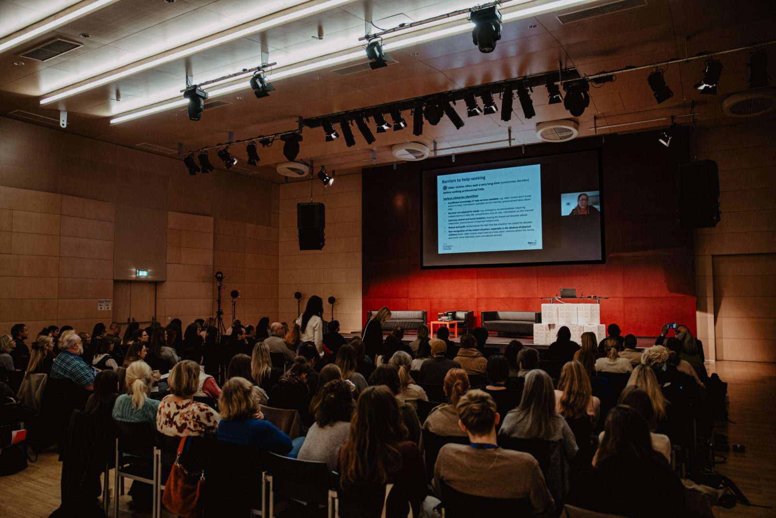 Online-Vortrag von Delphine Roulet Schwab, Ph.D. psychology, auf der Fachtagung der Frauenhäuser