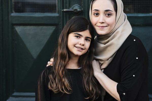 Frau mit Hijab, Mädchen, arabischer Herkunft