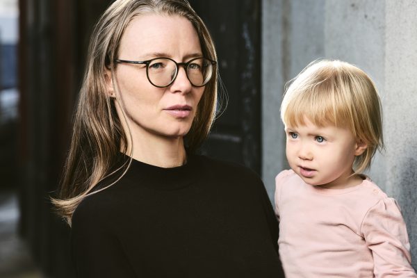 Frau mit kleinem Kinder auf dem Arm